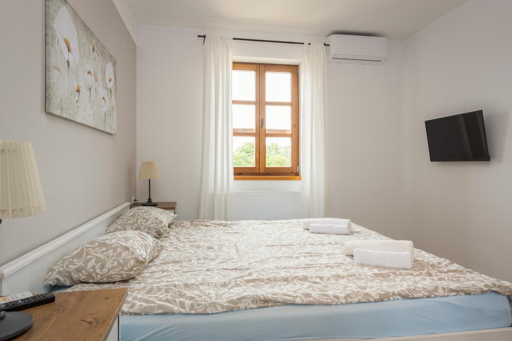Villa Cirka In Central Istria For 14 Persons With Pool Heating & Pool Table Svetvinčenat Buitenkant foto