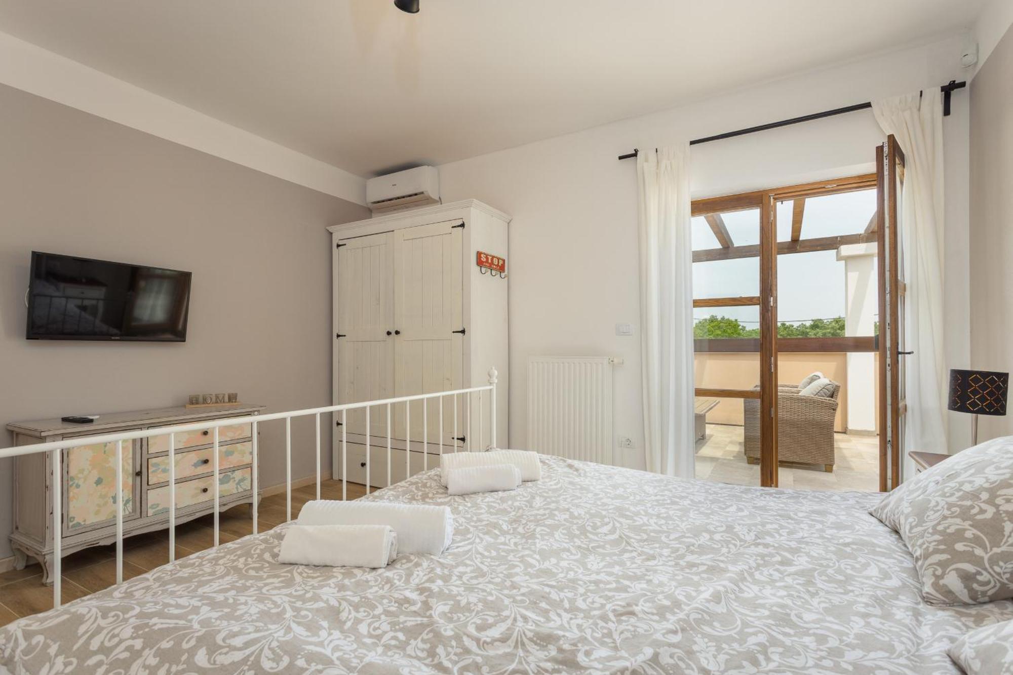 Villa Cirka In Central Istria For 14 Persons With Pool Heating & Pool Table Svetvinčenat Buitenkant foto