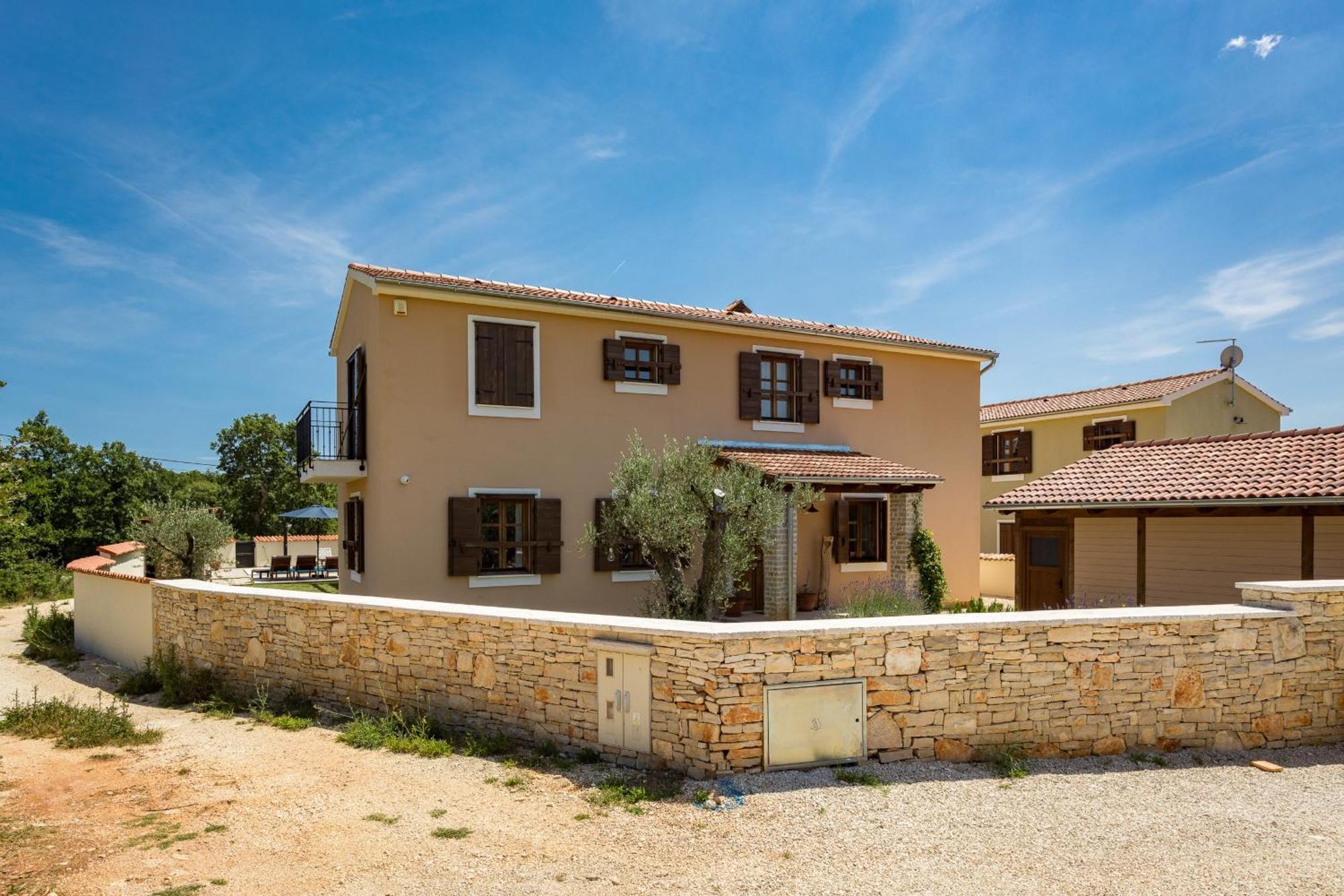 Villa Cirka In Central Istria For 14 Persons With Pool Heating & Pool Table Svetvinčenat Buitenkant foto