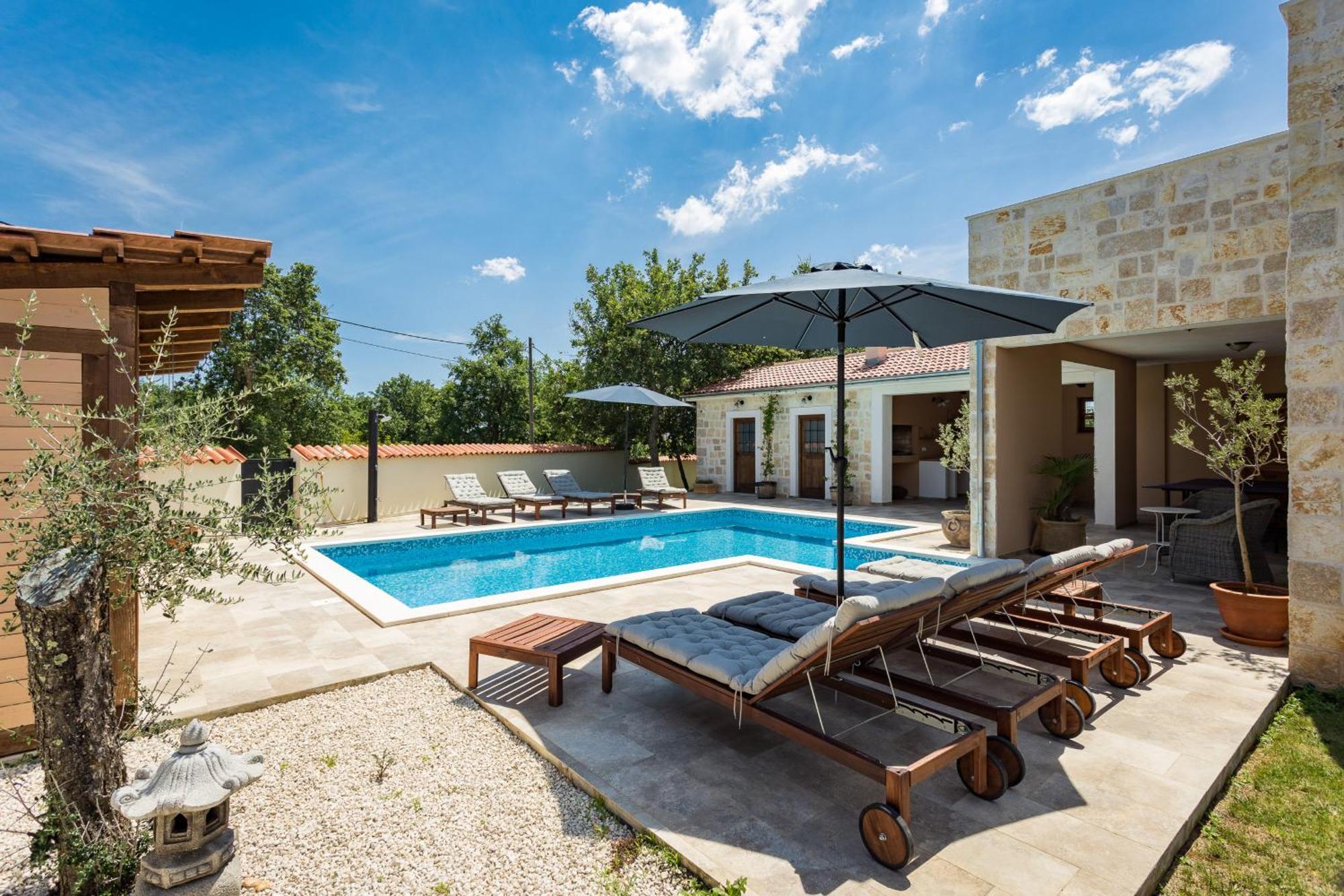 Villa Cirka In Central Istria For 14 Persons With Pool Heating & Pool Table Svetvinčenat Buitenkant foto