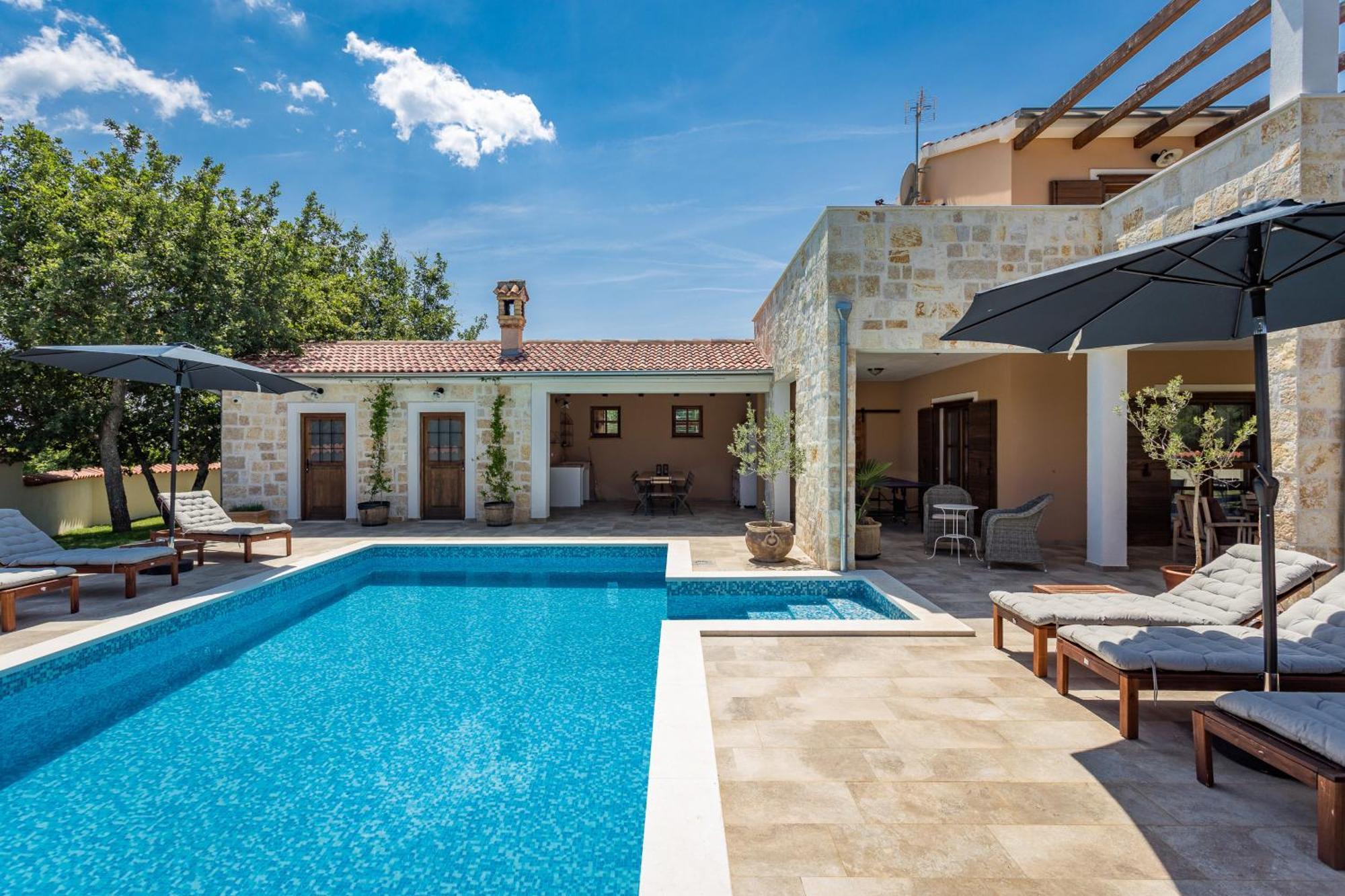 Villa Cirka In Central Istria For 14 Persons With Pool Heating & Pool Table Svetvinčenat Buitenkant foto