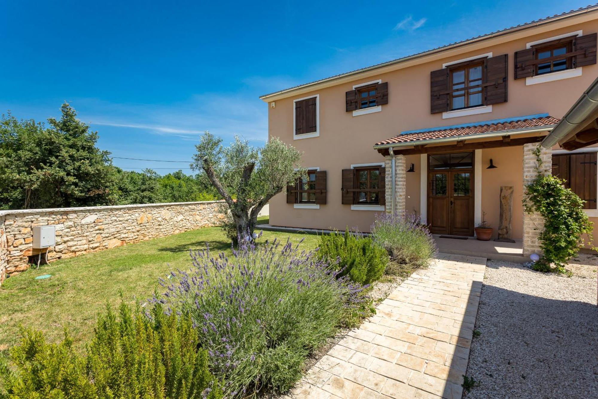 Villa Cirka In Central Istria For 14 Persons With Pool Heating & Pool Table Svetvinčenat Buitenkant foto
